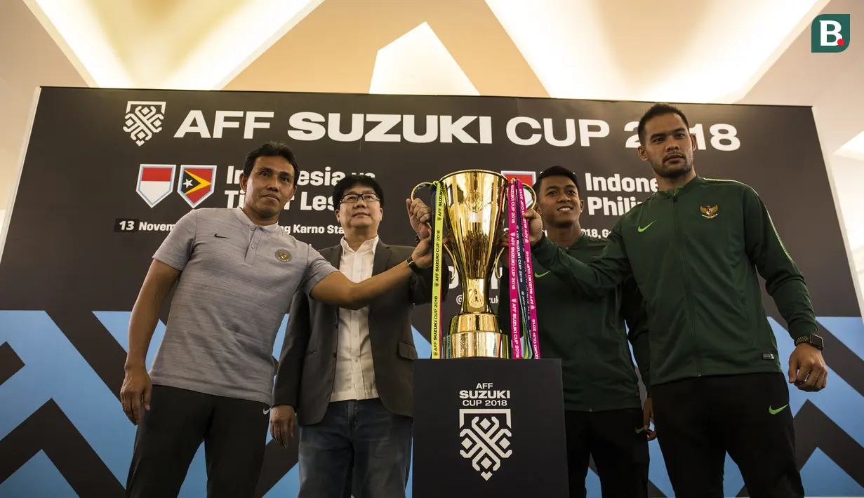 Pelatih dan pemain Timnas Indonesia saat tur trofi Piala AFF di Mall Kota Kasablanka, Jakarta, Minggu (4/11). Timnas Indonesia akan memulai Piala AFF melawan Singapura pada 9 September. (Bola.com/Vitalis Yogi Trisna)
