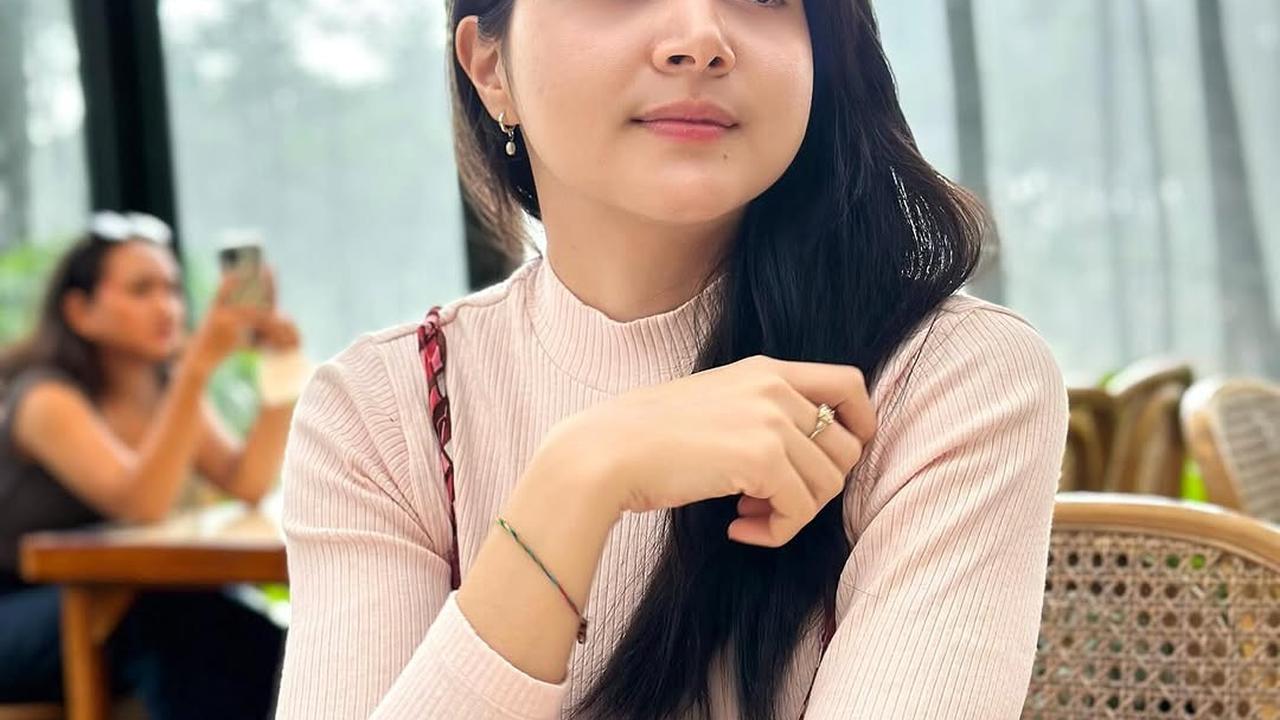 Profil Bulan Sutena, Penyanyi Cantik Asal Bali yang Berparas Bule