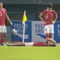 Marselino Ferdinan tergeletak sambil mengeram kesakitan di dekat tepi lapangan setelah berusaha melakukan back-heel saat Timnas Indonesia U-19 melawan Thailand di laga lanjutan Grup A Piala AFF U-19 2022. (Bola.com/Bagaskara Lazuardi)