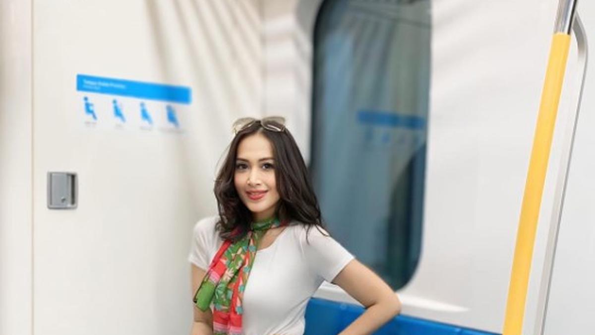 Gaya Diah Permatasari Naik MRT, Stylish dengan Outfit Serba Putih
