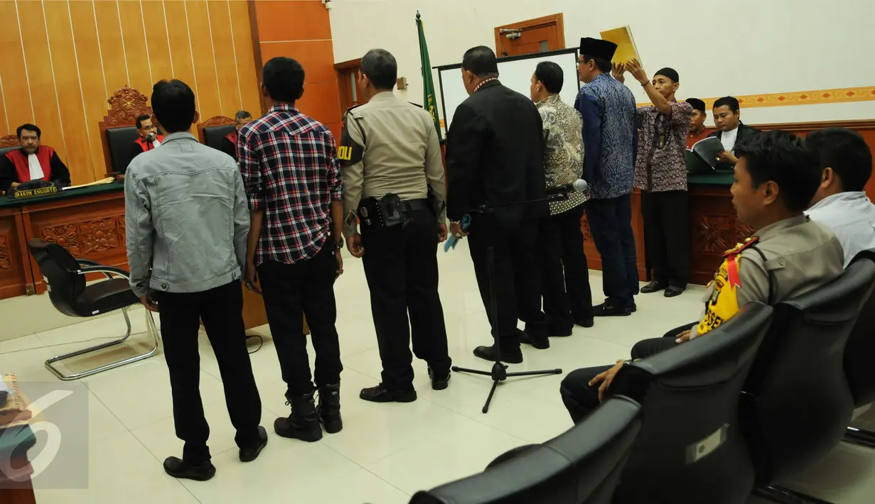 Calon wakil gubernur DKI Jakarta, Djarot Saiful Hidayat (batik biru) diambil sumpahnya sebelum memberikan kesaksian dalam sidang kasus pengadangan kampanyenya dengan terdakwa Naman Sanip di PN Jakarta Barat, Jumat (16/12). (Liputan6.com/Gempur M Surya)