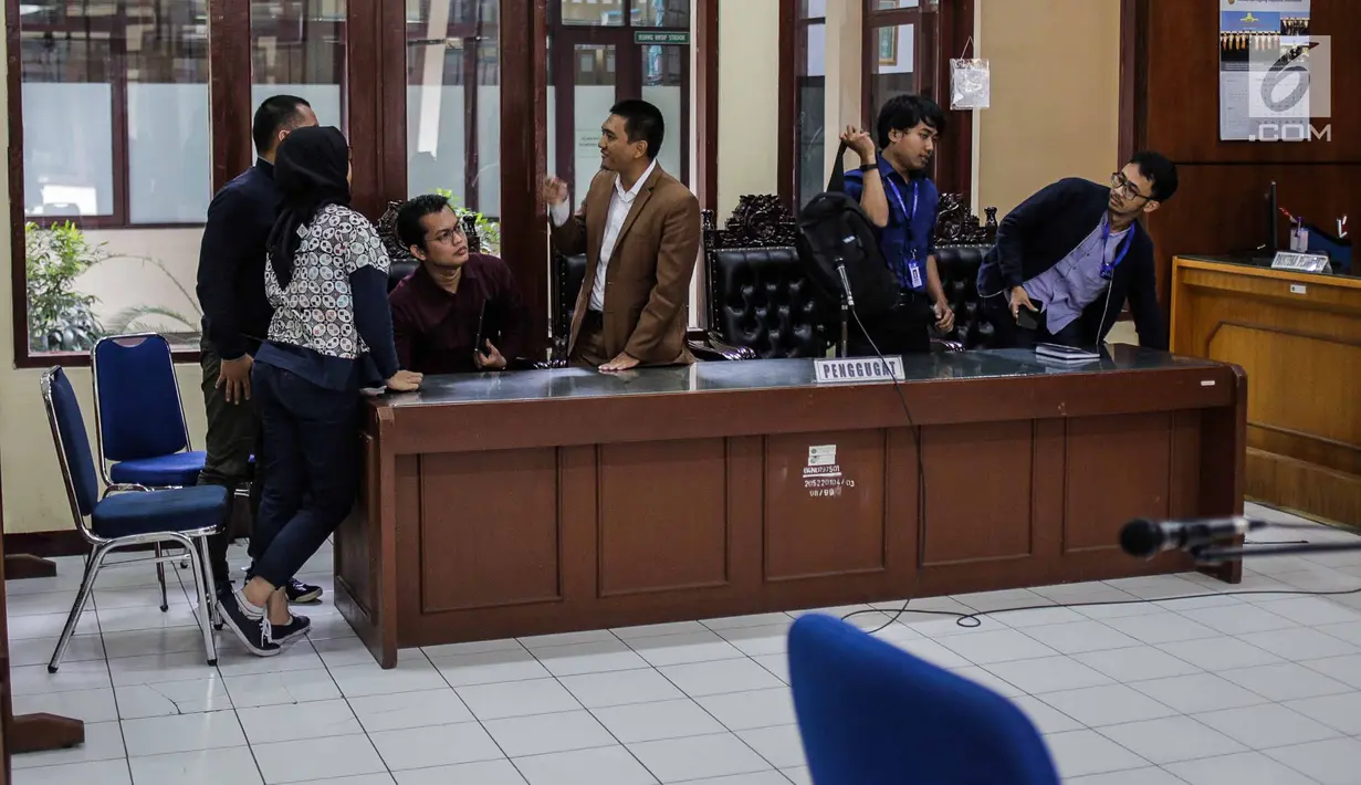 Ketua Wadah Pegawai KPK Yudi Purnomo (ketiga kanan) usai menjalani persidangan gugatan Wadah Pegawai KPK dengan tergugat Pimpinan KPK di Pengadilan Tata Usaha Negara Jakarta, Senin (11/3). (Liputan6.com/Faizal Fanani)