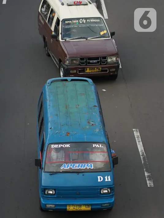 Angkutan umum melintas di sekitar Terminal Depok, Jawa Barat, Kamis (14/5/2020). Kepala Sub Bagian Tata Usaha Terminal Terpadu Depok Reynold Jhon mengatakan, pengguna angkutan umum di Terminal Terpadu Depok mengalami penurunan 10-20 persen selama pemberlakuan PSBB. (Liputan6.com/Immanuel Antonius)