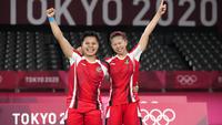 Ganda putri Indonesia Greysia Polii / Apriyani Rahayu merayakan kemenangan atas Lee Sohee dan Shin Seungchan dari Korea Selatan dalam pertandingan semifinal badminton Olimpiade Tokyo 2020 di Musashino Forest Sport Plaza, Tokyo, Jepang, Sabtu, 31 Juli 2021