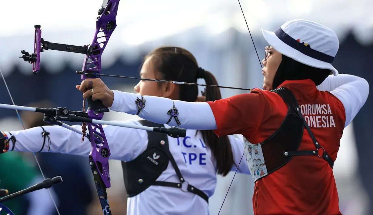 <p>Atlet panahan putri Indonesia, Diananda Choirunnisa (kanan) saat berlomba dalam rangkaian kualifikasi cabor panahan Olimpiade Paris 2024 di Invalides Arena, Paris, Kamis (25/7/2024). Di nomor individual, Diananda Choirunnisa meraih peringkat terbaik di posisi ke-6 dengan memgumpulkan total 670 poin. (Dok. NOC Indonesia)</p>