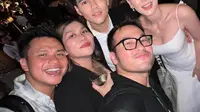 MUA Ryan Ogilvy Dibalik Riasan Wajah Flawless Luna Maya di Resepsi Pernikahan. [@ryanogilvy]