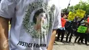 Pendukung Mirna mengenakan kaos bertuliskan 'Justice for Mirna' jelang sidang vonis di PN Jakarta Pusat, Kamis (27/10). Para pendukung Mirna berharap terdakwa Jesicca Wongso divonis mati. (Liputan6.com/Helmi Afandi)
