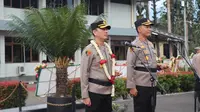 Nahkoda baru Polres Garut AKBP Rohman Yonky Dilatha (Berkalung bunga) bersama Kapolres sebelumnya AKBP Rio Wahyu Anggoro yang akan menjabat sebagai Kapolres Kota Bogor. (Liputan6.com/Jayadi Supriadin)