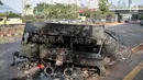 Sebuah kawat berduri yang dibakar pasca unjuk rasa pelajar yang berakhir ricuh di kawasan Gedung DPR RI di Jalan Gatot Subroto, Jakarta, Kamis (26/9/2019). Pasca demonstrasi mahasiswa dan pelajar selama 2 hari, Polisi menutup akses jalan mulai dari simpang Gerbang Pemuda. (merdeka.com/Iqbal S Nugoro