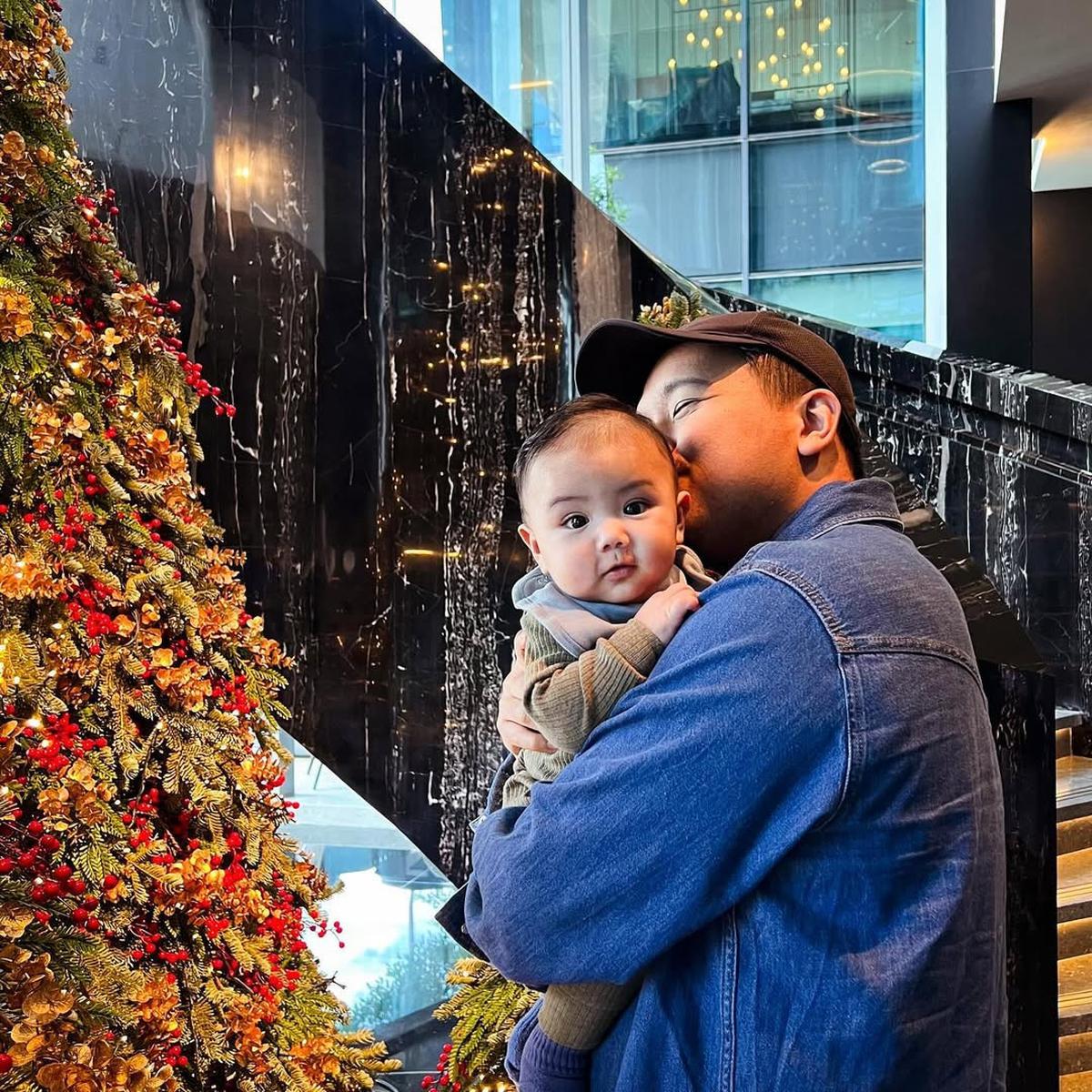 Joshua Suherman Momong Baby Elio, Endingnya Ikut Tidur Bersama Anak