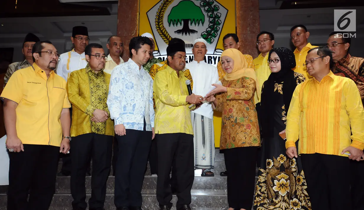 Plt Ketua Umum Partai Golkar, Idrus Marham (tengah) menyerahkan surat rekomendasi Cagub dan Cawagub Jawa Timur pada Pilkada 2018 kepada Khofifah Indar Parawansa (ketiga kiri) di Jakarta, Rabu (22/11). (Liputan6.com/Helmi Fithriansyah)