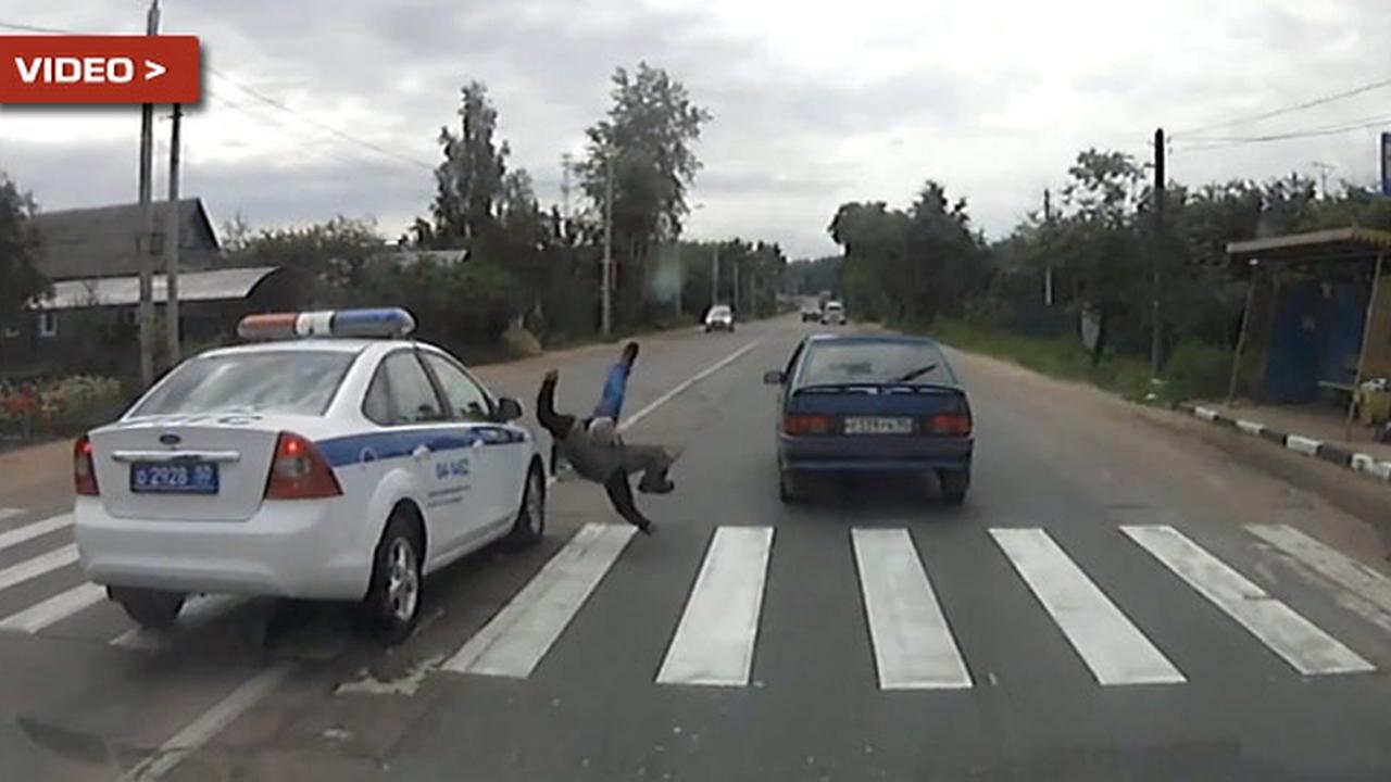 Doyan Ngebut, Mobil Patroli Polisi Ini Tabrak Penyeberang Jalan