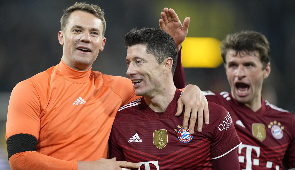 Bayern Munchen secara dramatis sukses mengalahkan musuh bebuyutanya yakni Borussia Dortmund di Signal Iduna Park di Bundesliga 2021/22, Minggu (5/12/2021). (AP/Martin Meissner)