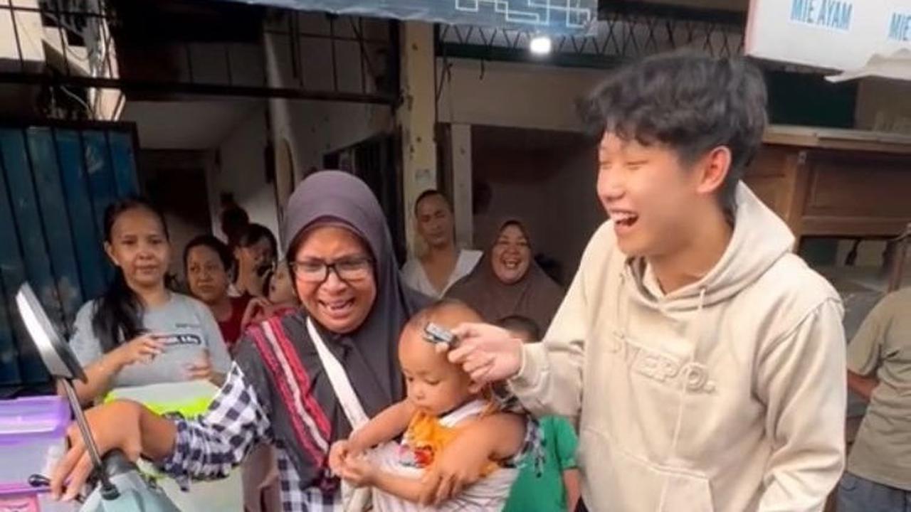 Dagangan Takjil Belum Laku Jelang Maghrib, Ibu Ini Menangis Haru saat Diborong dan Dibayar dengan Motor Baru