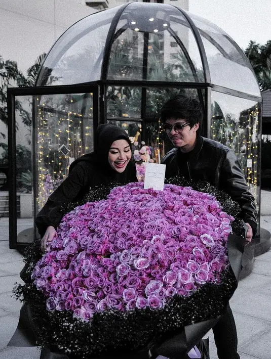 <p>Tidak hanya dinner romantis, Youtuber itu juga memberikan buket bunga mawar berukuran jumbo. Bahkan, diangkat berdua saja tidak kuat. Anak Anang Hermansyah dan Krisdayanti itu sangat terkejut. [Instagram/attahalilintar]</p>