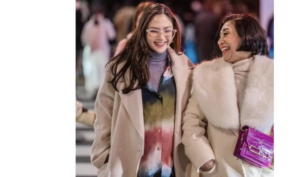 Selain itu, Jessica juga hadirkan coat bernuansa cream yang dipadukan dengan kemeja serta turtle neck nuansa keunguan.  [Foto: Instagram/ Jessica Mila]