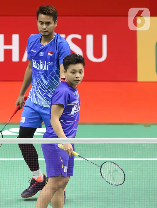 Pebulutangkis Indonesia, Tontowi Ahmad/Apriyani Rahayu saat melawan Seo Seung Jae/Chae Yujung (Korea Selatan) pada babak pertama ganda campuran Indonesia Master 2020 di Istora GBK, Jakarta, Rabu (15/1/2020). Pertandingan tidak dilanjutkan karena Chae Yujung cedera. (Liputan6.com/Helmi Fithriansyah)