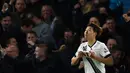 Penyerang Tottenham, Heung Min Son melakukan selebrasi usai mencetak gol kegawang Chelsea pada lanjutan liga Inggris  di Stamford Bridge, London, (3/5). Chelsea bermain imbang dengan Tottenham dengan skor 2-2. (Reuters/Dylan Martinez)