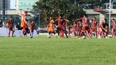 Pemain Persija, Bambang Pamungkas (tengah) berebut bola saat latihan perdana musim 2019 di Lapangan Wisma Aldiron, Jakarta, Senin (7/1). 30 pemain ikut dalam latihan perdana yang digelar terbuka. (Liputan6.com/Helmi Fithriansyah)
