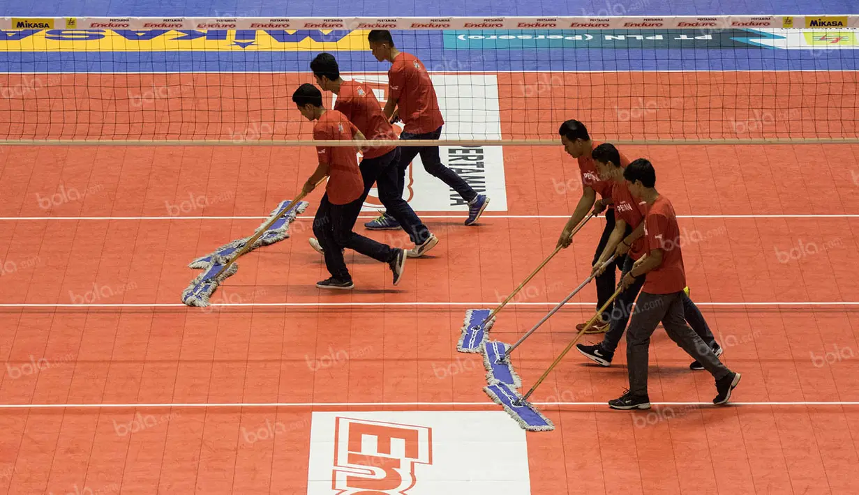 2. Petugas membersihkan lapangan jelang laga final four seri kedua Proliga 2016 di GOR Amongrogo, Yogyakarta, Minggu (8/5/2016). (Bola.com/Vitalis Yogi Trisna)