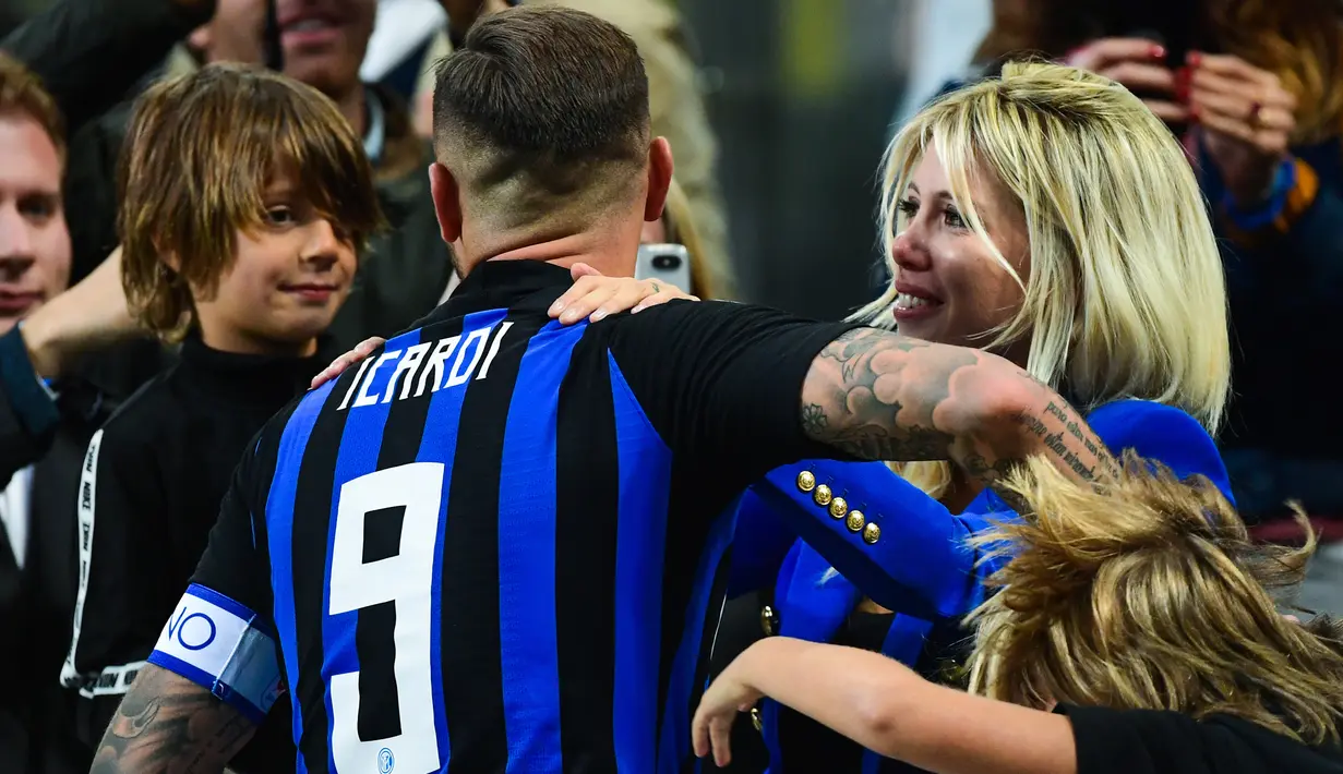 Striker Inter Milan, Mauro Icardi, bersama isteri dan anak merayakan gol yang dicetaknya ke gawang AC Milan pada laga Serie A Italia di Stadion San Siro, Milan, Minggu (21/10). Inter menang 1-0 atas Milan. (AFP/Marco Bertorello)