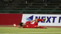 Gelandang Timnas Indonesia U-22, Witan Sulaeman, kembali mengalami kram pada laga melawan Kamboja U-22. (Bola.com/Zulfirdaus Harahap)