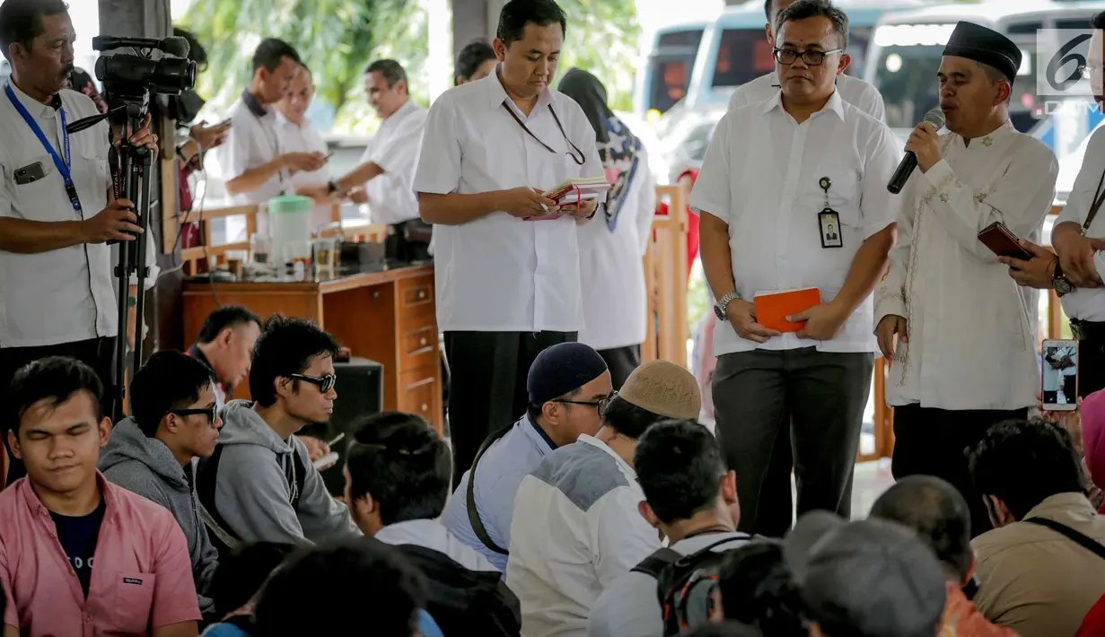 Perwakilan Himpunan Disabilitas Netra Indonesia memberi sambutan saat mendatangi Gedung Kementerian Sosial, Jakarta, Senin (4/3). Massa menyampaikan keberatan atas Permensos Nomor 18 Tahun 2018. (Liputan6.com/Faizal Fanani)