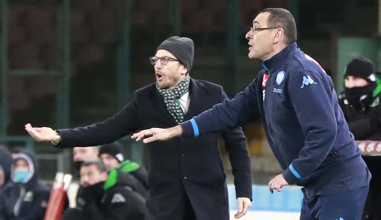 Pelatih Napoli, Maurizio Sarri (kanan) dan Pelatih  Sassuolo, Eusebio Di Francesco  saat memberikan intruksi pada laga lanjutan liga Italia Serie A  antara Napoli vs Sassuolo di Stadion San Paolo, Naples, Sabtu (16/1/2016). (AFP Photo/Carlo Hermann)