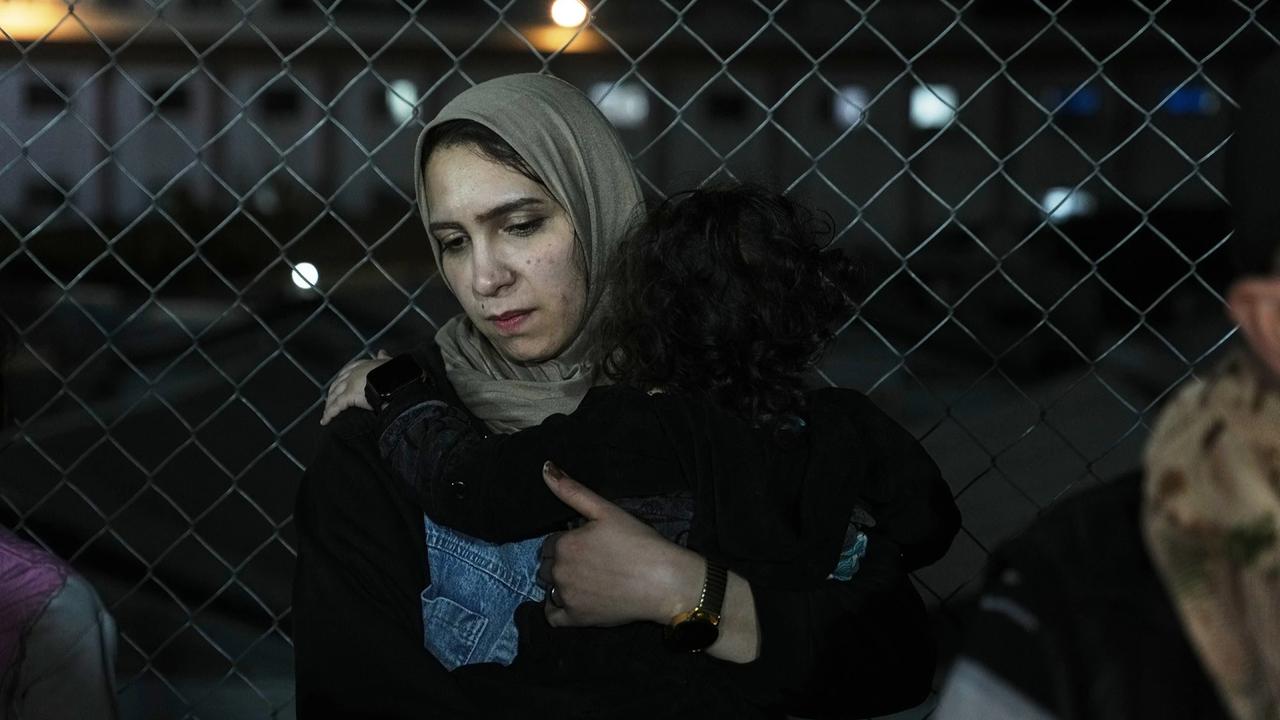 FOTO: Pelukan Haru Menyatukan Kembali Warga Gaza yang Terpisah Bertahun Tahun Akibat Serangan Israel