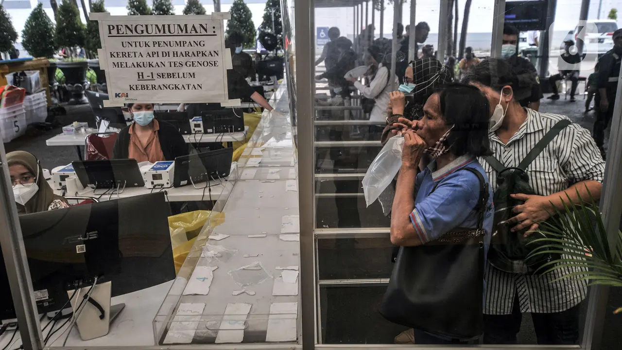 FOTO: Jelang Larangan Mudik, Ribuan Penumpang Padati Stasiun Pasar Senen