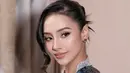 Siluet kebaya yang fitted membingkai tubuhnya dengan manis, sementara aksen lace transparan pada bagian lengan membuat tampilannya terlihat semakin feminin dan mewah. [@anyageraldine].