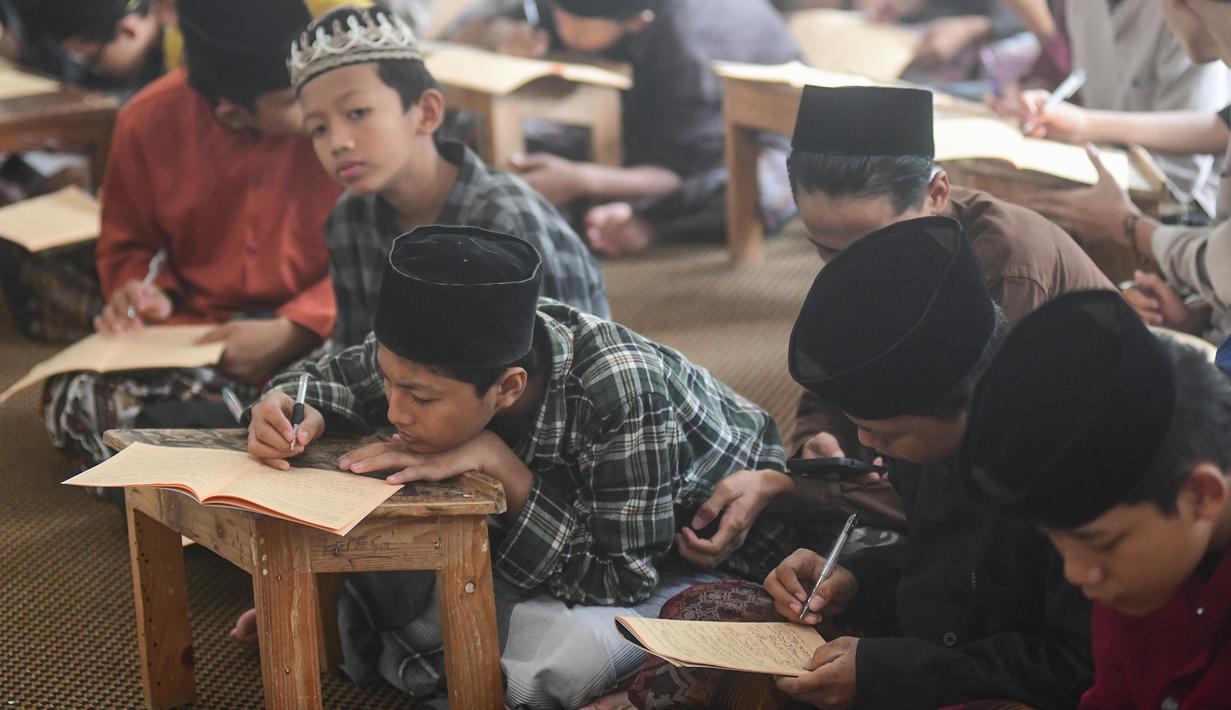 Sebagai informasi, Ayyuhal Walad merupakan karya Imam Al-Ghazali yang berisi nasihat-nasihat penting seorang guru kepada muridnya mengenai etika, akhlak, dan tasawuf. Tampak dalam foto, para santri saat mengikuti kegiatan belajar mengajar kajian kitab kuning Ayyuhal Walad di Pondok Pesantren (Ponpes) Sirajussa’ Adah di Limo, Depok, Jawa Barat, Kamis (26/2/2026). (merdeka.com/Arie Basuki)