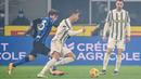 Striker Juventus, Cristiano Ronaldo (tengah) menggiring bola dibayangi gelandang Inter Milan, Nicolo Barella dalam laga lanjutan Liga Italia Serie A 2020/21 pekan ke-18 di San Siro Stadium, Minggu (17/1/2021). Juventus kalah 0-2 dari Inter Milan. (AFP/Miguel Medina)