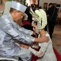 Nycta Gina saat melakukan sungkem kepada orang tuanya. Sebuah kebahagiaan dirasakan oleh Nycta Gina dan Rizky Kinos beserta keluarganya. (Deki Prayoga/Bintang.com)