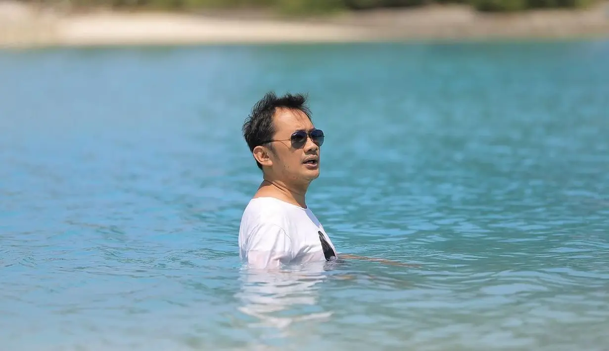 Sambil syuting, pria kelahiran Yogyakarta, 1 Oktober 1975, menikmati segarnya air laut. (Foto: Instagram/@hanungbramantyo)