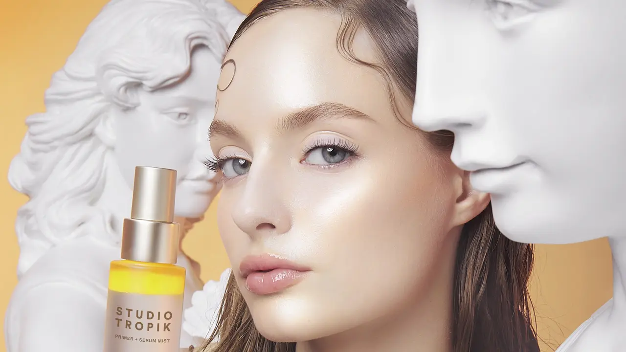 Model menampilkan produk Studio Tropik Elixir Priming Water (Foto Dok: Studio Tropik).