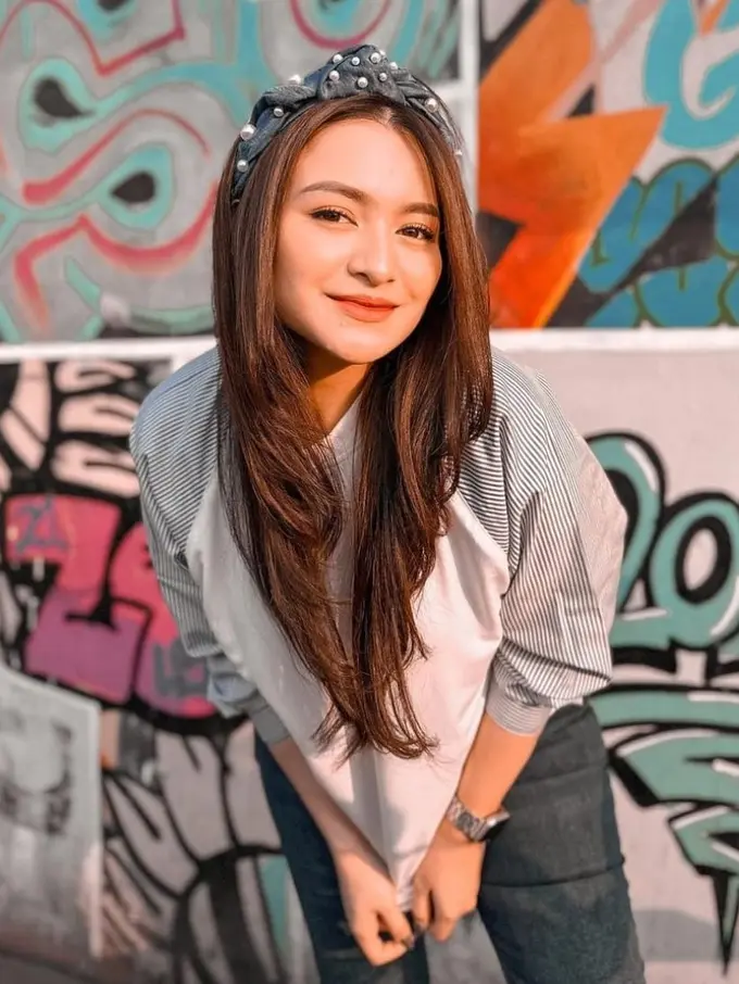 Gaya Kasual Nathalie Holscher