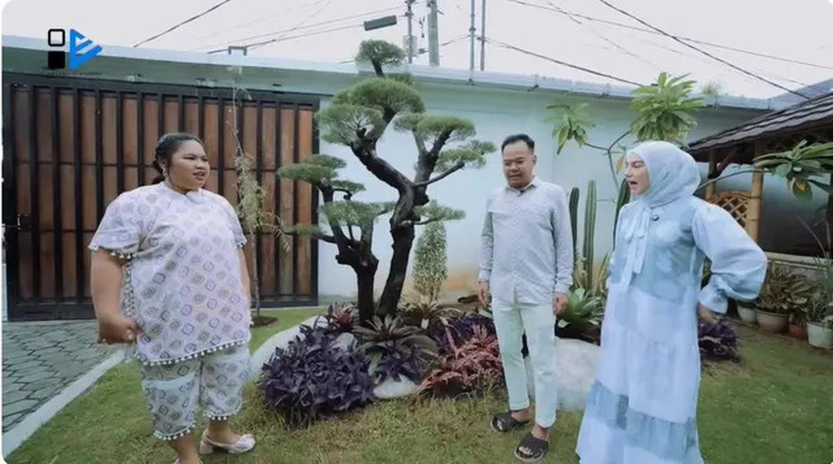 6 Potret Halaman Rumah Irish Bella, Kolam Renang Jadi Spot Favorit Anak-anak
