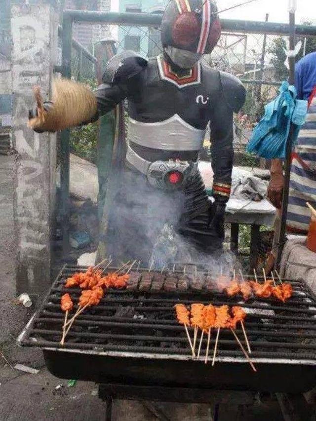 8 Potret Nyeleneh Cara Orang Jualan Sate, Ada yang Pakai Kostum Ini Kocak
