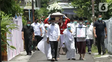 Presiden Joko Widodo atau Jokowi beserta keluarga saat mengantar jenazah ibundanya Sudjiatmi Notomihardjo untuk disalatkan di masjid dekat kediamannya di Solo, Jawa Tengah, Kamis (26/3/2020). Sujiatmi Notomiharjo wafat pada Rabu 25 Maret 2020 pukul 16.45 WIB. (Liputan6.com/Fajar Abrori)