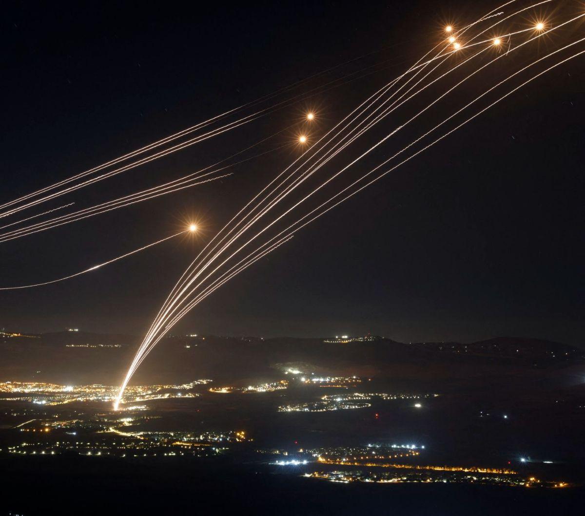 Sistem perahanan udara milik Israel, Iron Dome menangkal serangan roket yang ditembakkan dari Lebanon di wilayah Galilea Atas, bagian utara Israel, pada Minggu (4/8/2024) dini hari waktu setempat. Situasi di perbatasan Israel dan Lebanon semakin memanas. 