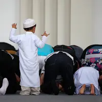 Ada saja tingkah anak kecil yang bikin gemas ketika salat berjamaah di masjid atau mushola.