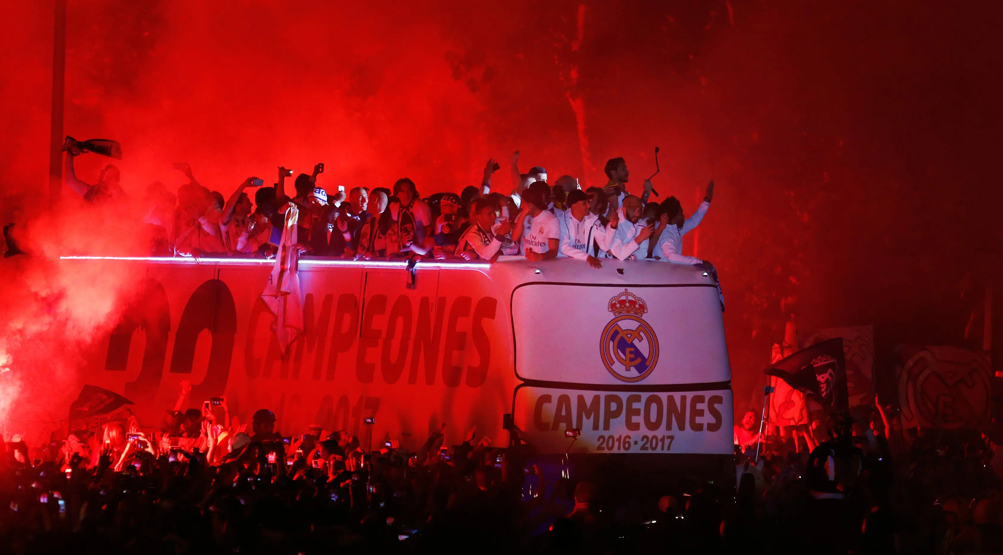 Pemain Real Madrid menyapa para suporter saat merayakan gelar juara La Liga di alun-alun Cibeles, Madrid, Spanyol (22/5). Los Blancos mengamankan titel ke-33 sepanjang sejarah usai mengalahkan Malaga 2-0. (AP Photo/Francisco Seco)
