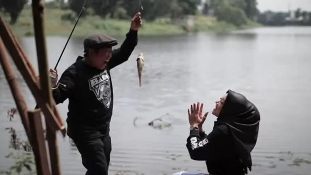 6 Momen Mesra Adul dengan Tunangan Barunya yang Menuai Sorotan