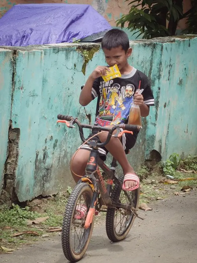 6 Aksi Nyeleneh Bocah Naik Sepeda Ini Bikin Orang Tua Elus Dada