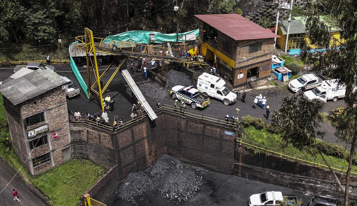 Pemandangan dari udara menunjukkan lokasi tempat penyelamat mencoba menjangkau sepuluh penambang yang terjebak setelah ledakan di tambang batu bara di kotamadya Sutatausa di departemen Cundinamarca, Kolombia pada 15 Maret 2023. (AFP/Daniel Munoz)
