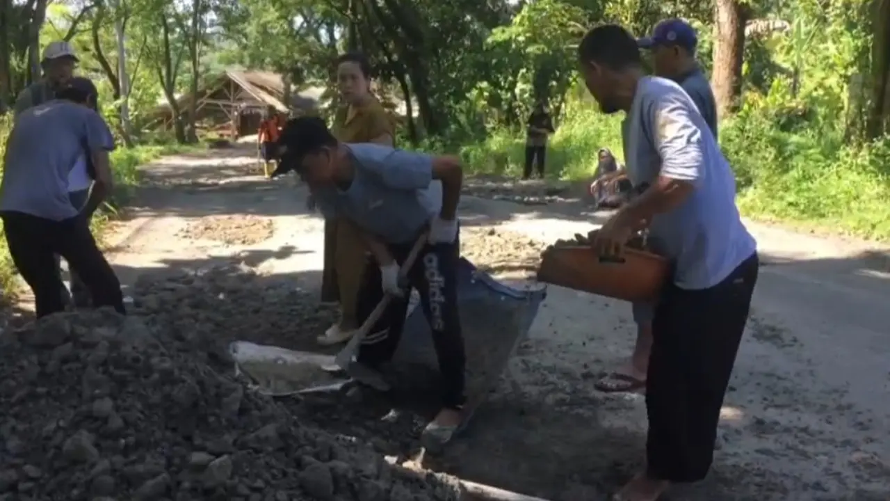 Warga gotong royong perbaiki jalan rusak di kawasan wisata Geyser Cipanas, Kecamatan Cisolok, Kabupaten Sukabumi.