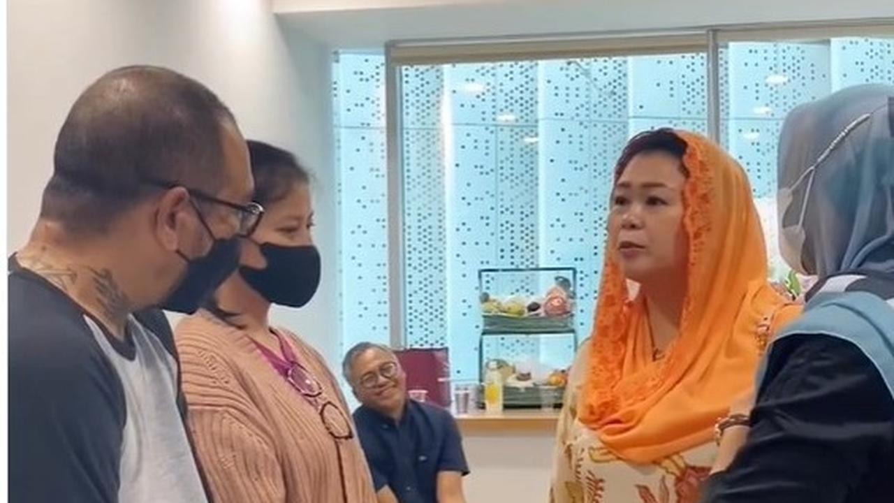 Yenny Wahid berbincang dengan orangtua David saat menjenguk di RS Mayapada. (Istimewa)