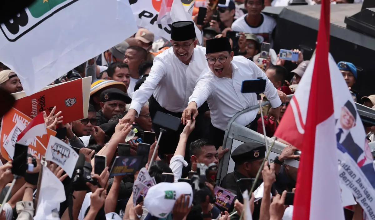"Indonesia memang beragam, negeri yang penuh dengan paradoks. Ada kereta cepat, ada tol hebat, tapi ada jalan-jalan yang di desa-desa penuh lobang, dan becek ketika hujan,"&nbsp;