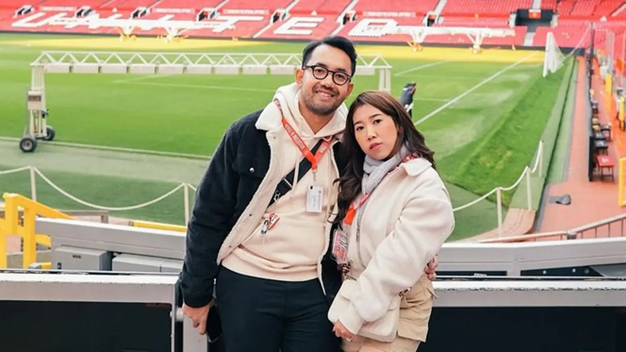 10 Potret Kiky Saputri Liburan di Inggris, Kunjungi Stadion Old Trafford